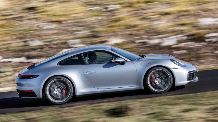 Nové Porsche 911 bolo predstavené. Dostáva tradičný dizajn, novú prevodovku a vyšší výkon.