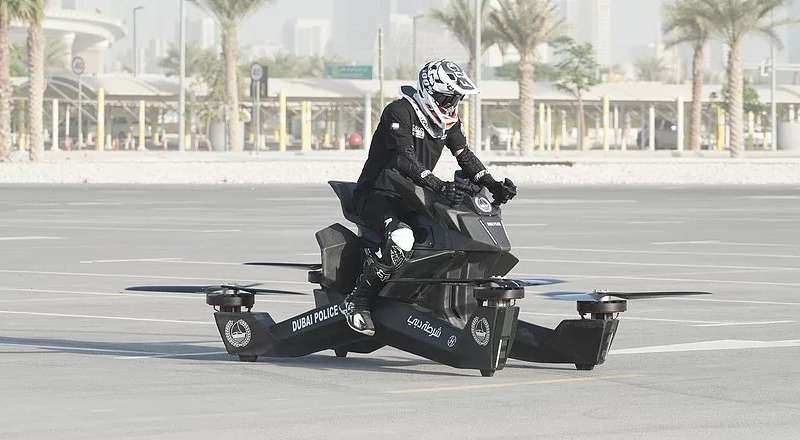 Dubajská polícia vyskúšala lietajúci Hoverbike S3.
