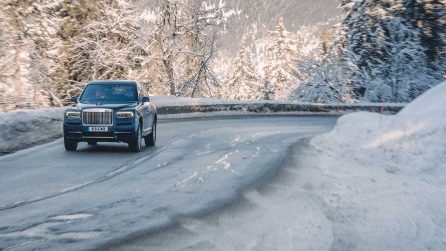 Lyžiarov vo Francúzskych Alpách bude voziť do hotela Rolls-Royce Culinan.
