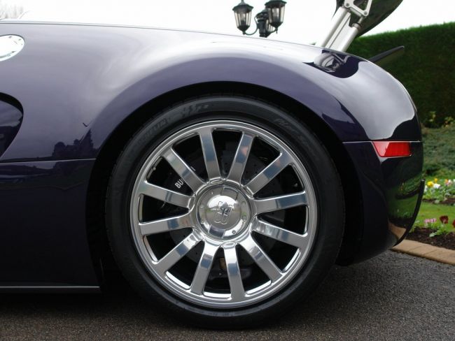 Jazdené pneumatiky na Bugatti Veyron stoja 150 000 dolárov.