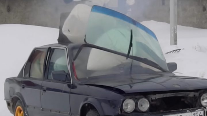 Čo sa stane ak vybuchne v aute 20 airbagov? Bezpečné to rozhodne nie je.