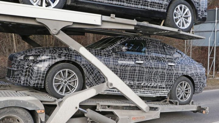BMW i4, ktoré bude konkurovať Tesle model 3 bolo nafotené s kamuflážou.