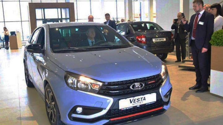 Prvú Ladu Vestu Sport za vyše 1 milión rubľov si kúpil guvernér regiónu Samara.