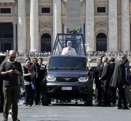 UAZ pick-up si zahral úlohu papamobilu. Skutočný pápež sa v ňom neviezol.