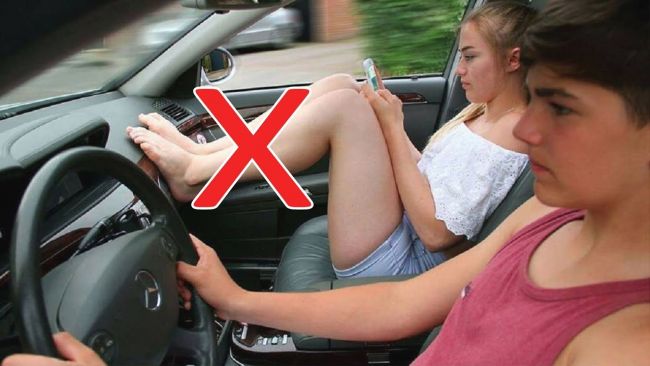 Spolujazdec v aute by si nemal vykladať nohy na palubovku. Toto mu hrozí.