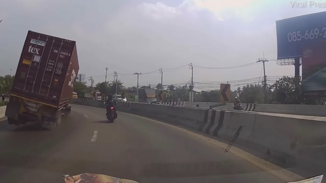 Motorkára delila od smrti len sekunda. (Video)