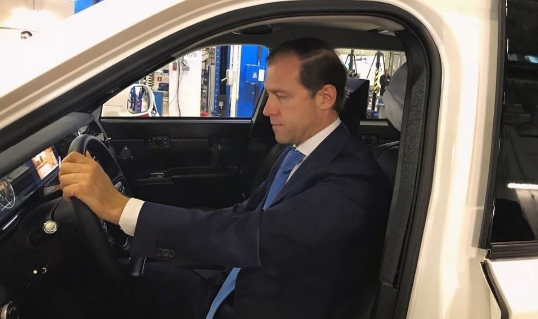 Ruský minister priemyslu a obchodu sa pozrel na SUV Aurus Komendant.