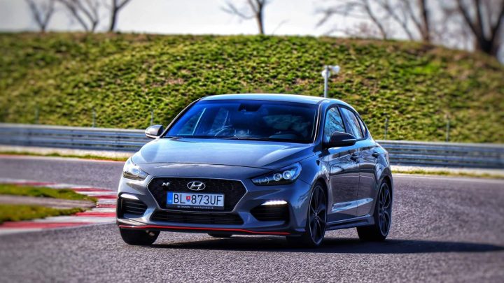 Vyskúšali sme Hyundai i30 Fastback N Performance na okruhu Slovakia Ring. Jazdí Fastback lepšie ako hatchback?