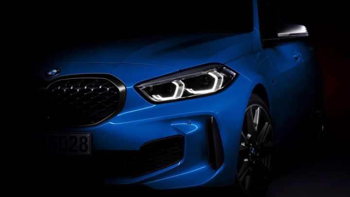 BMW ukázalo mierne odhalený rad 1. Prvé vozidlá sa dostanú k zákazníkom do konca roka.