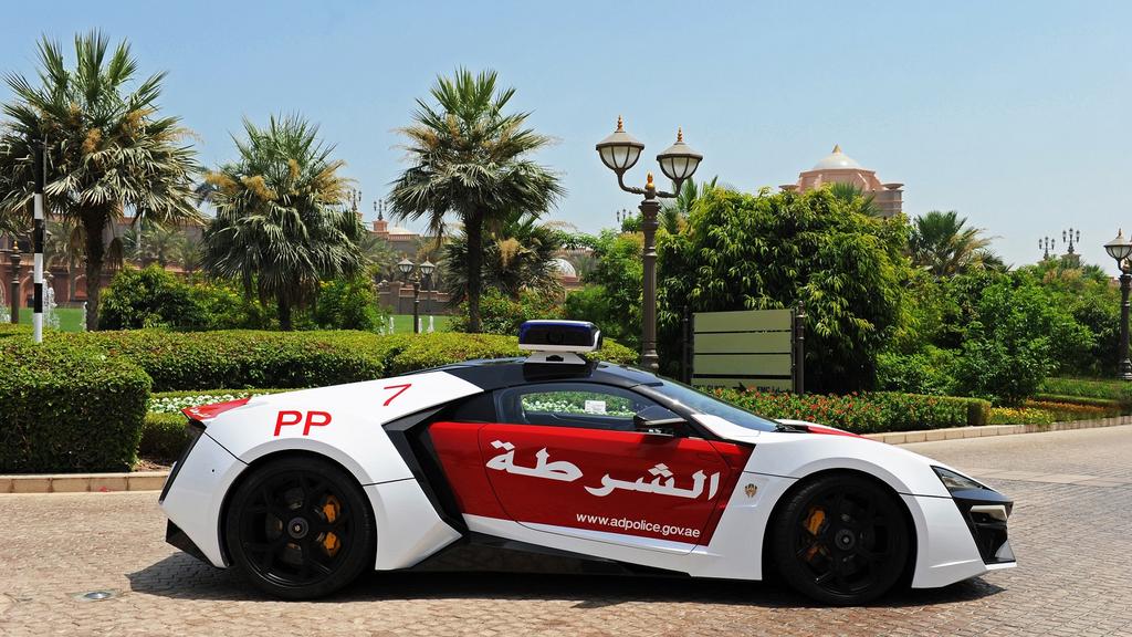 Polícia v Abu Dhabi jazdí na exkluzívnom vozidle Lykan HyperSport.