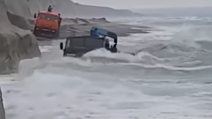 Video: Kamaz prešiel cez rozbúrené more.