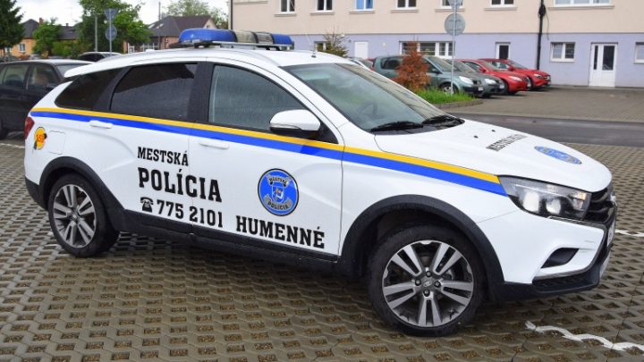 Mestská polícia v Humennom si kúpila Ladu Vestu SW Cross.
