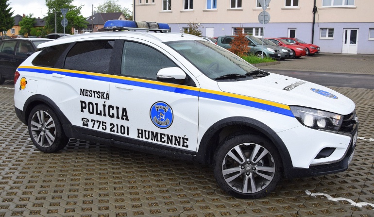 Mestská polícia v Humennom si kúpila Ladu Vestu SW Cross.