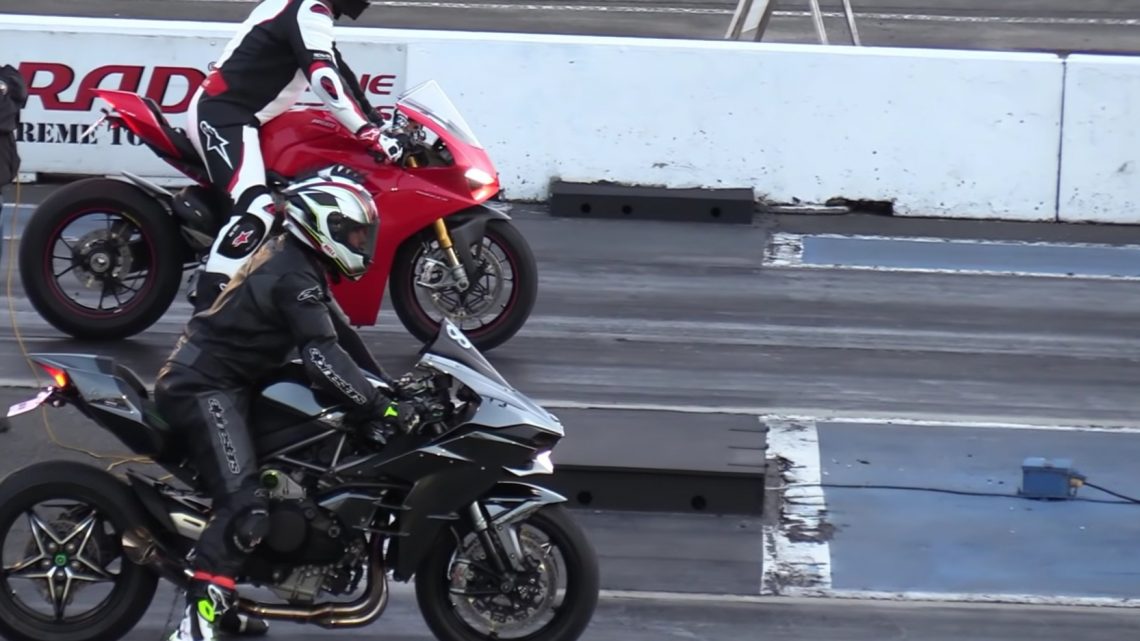 Video: Ducati Panigale V4 vs Kawasaki H2. Kto vyhraje na šprinte?