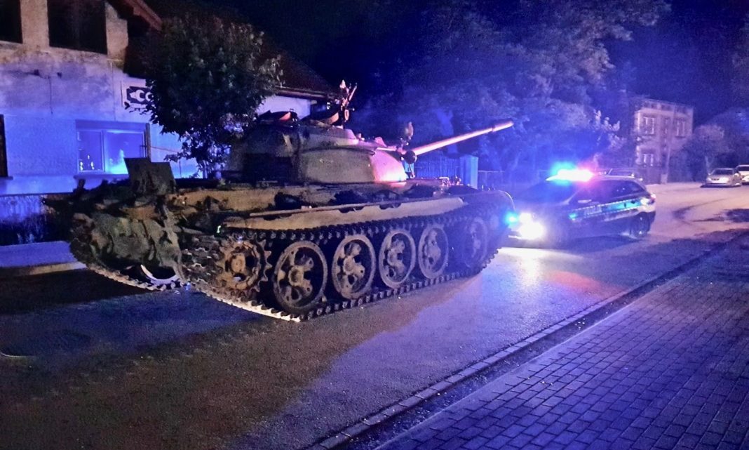 Policajti v Poľsku riešili nedávno zaujímavý prípad. Museli zastaviť tank T-55.