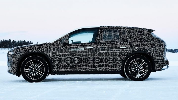 BMW ukázalo volant prvého elektrického SUV iNEXT.