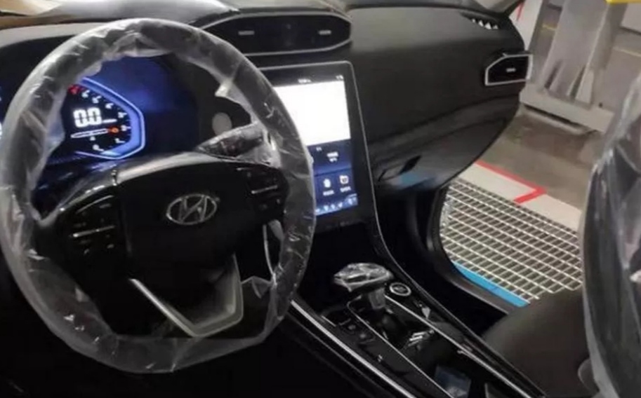 Hyundai ix25 dostal futuristický interiér s veľkým dotykovým displejom.