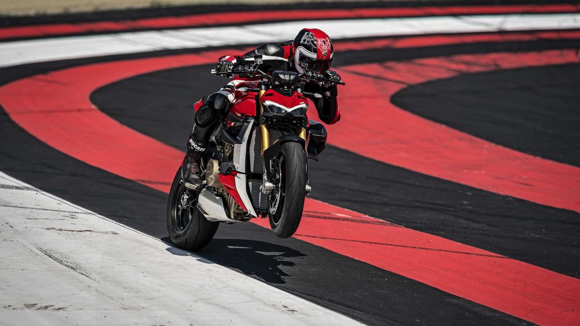 Prichádza silný pouličný bitkár z Talianska. Dámy a páni privítajte Ducati Streetfighter V4.