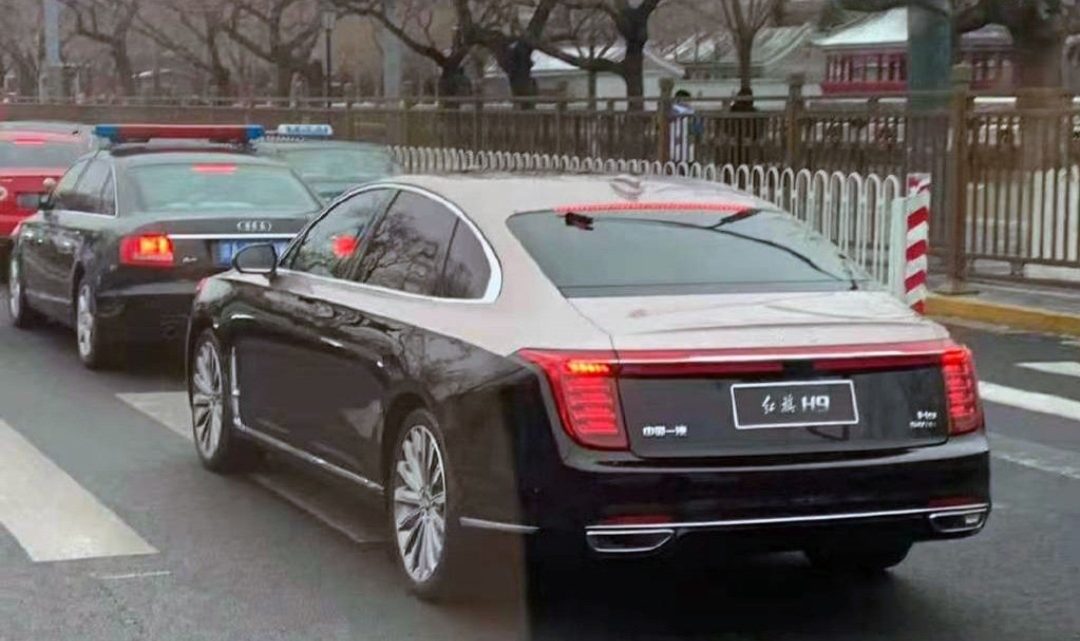 Nové vozidlo pre čínskych milionárov bolo nafotené bez kamufláže.