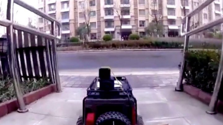 Čínska žena posiela Land Rover na diaľkové ovládanie do obchodu. Dôvod je koronavírus.