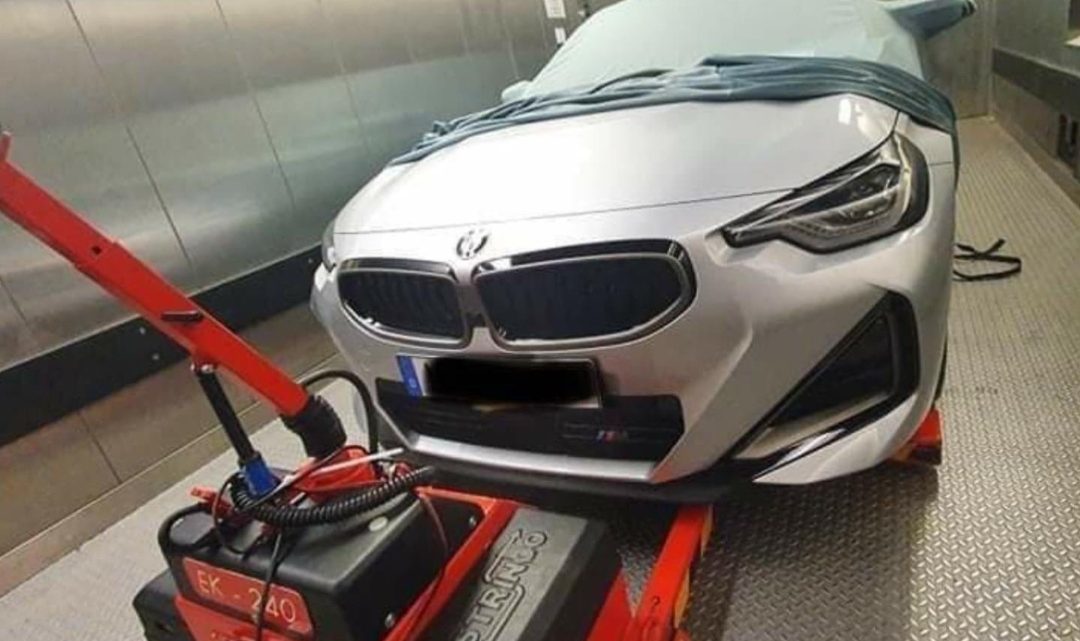 BMW 2 Coupe bolo odfotené bez kamufláže. Dostane pohon predných kolies?