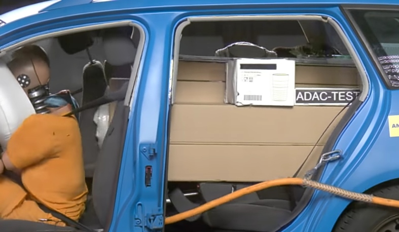 Video: náklad v batožinovom priestor môže vážne zraniť cestujúcich.