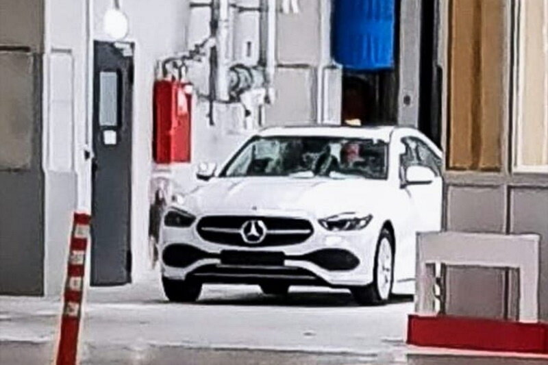Nový Mercedes-Benz triedy C bol odfotený bez kamufláže.