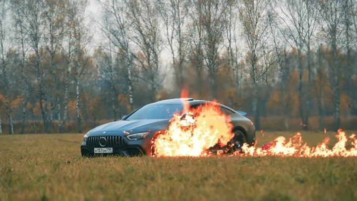 Rus zapálil Mercedes-AMG GT63 S 4-door coupe. Mercedes mu nevedel odstrániť problémy.