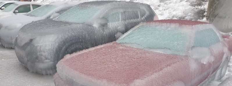 Zamrznutý dážď vo Vladivostoku ničil autá.