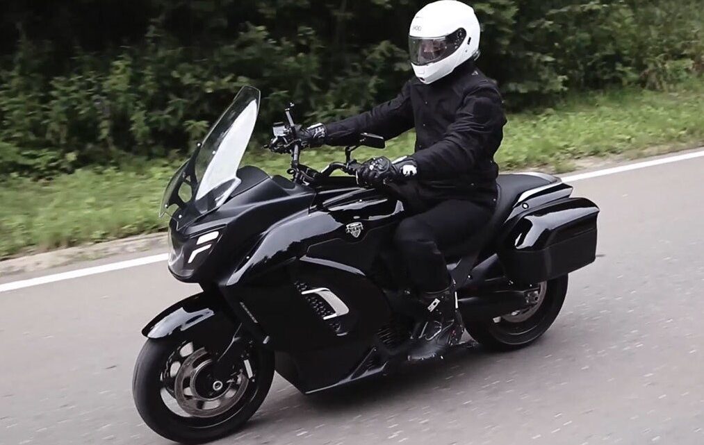 Nový motocykel Aurus má 190 koní a bude sprevádzať prezidentskú kolónu.