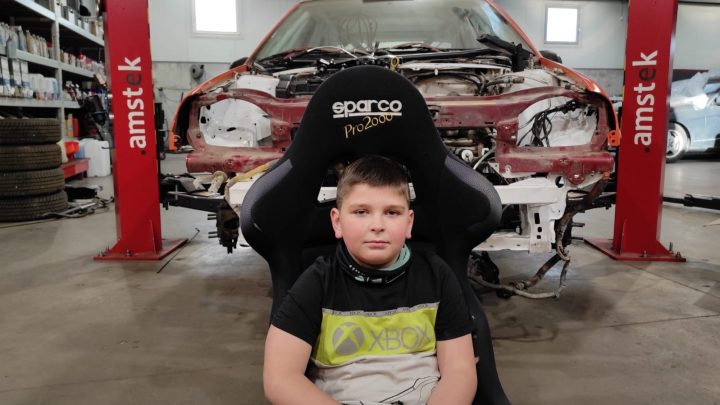 Osemročný chlapec zo Slovenska jazdí rally | Čo všetko to obnáša?