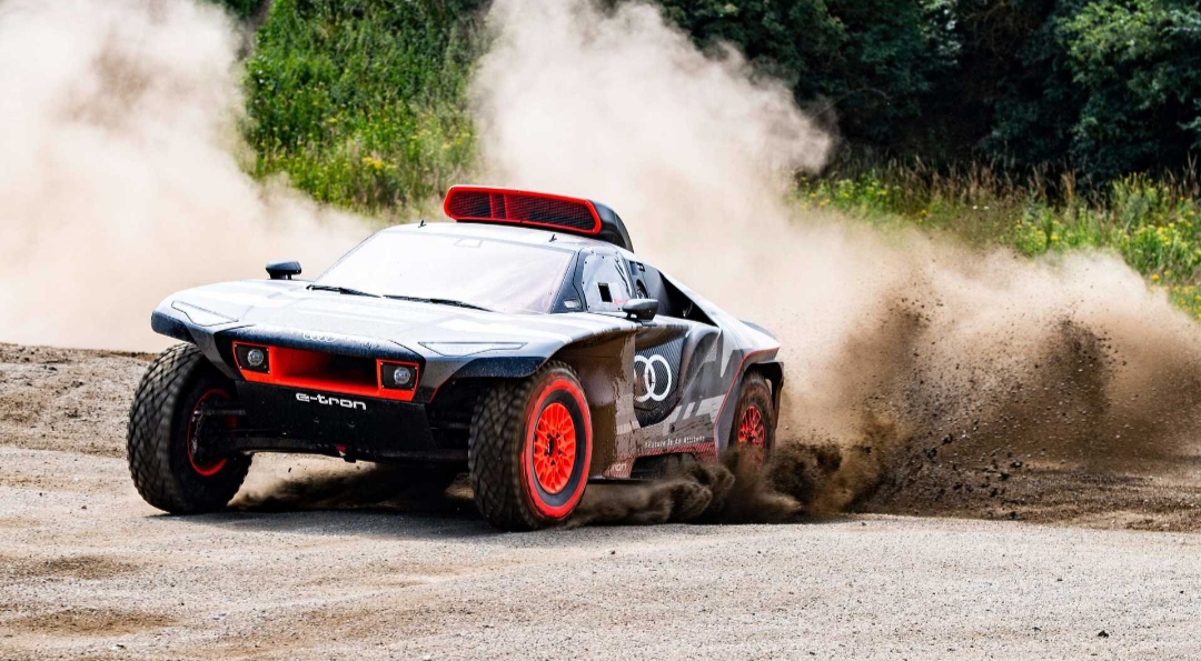 Hybridné Audi RS Q e-tron používa technológiu z Formula-E. Budúci rok štartuje na rally Dakar.