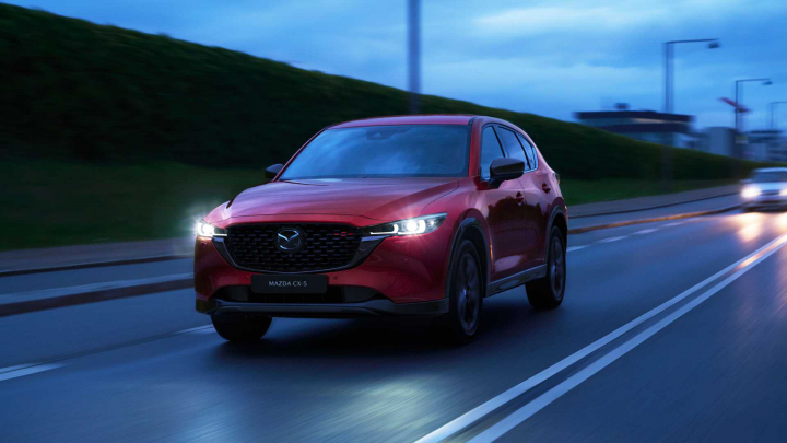 Mazda CX-5 dostala aktualizáciu, ktorá prináša nové verzie a upravený dizajn.