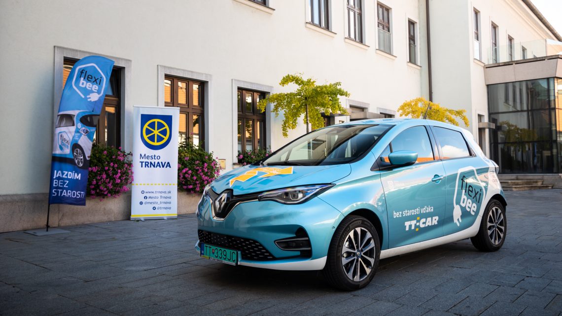 Mesto Trnava dostalo na ročnú bezplatnú výpožičku zdieľaný elektromobil Renault ZOE.
