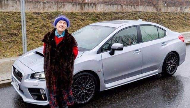 Vek je len číslo. 81-ročná dôchodkyňa z Poľska si kúpila Subaru Impreza WRX STI.