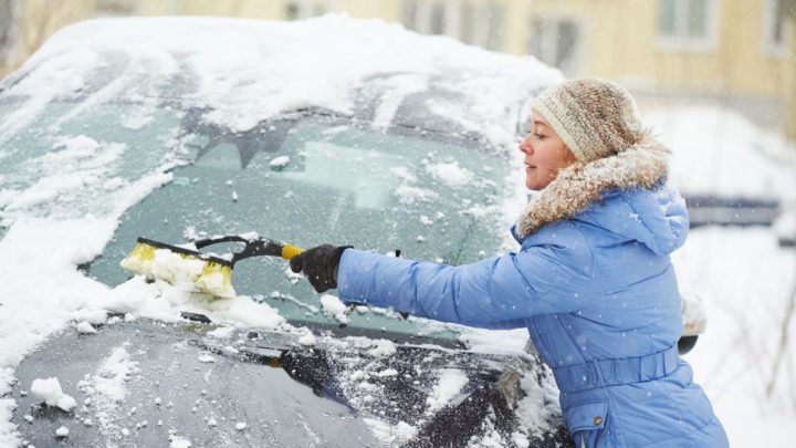 Riziká zimného parkovania vonku – tma nahráva zlodejom, padajúci ľad môže spôsobiť škody za státisíce.
