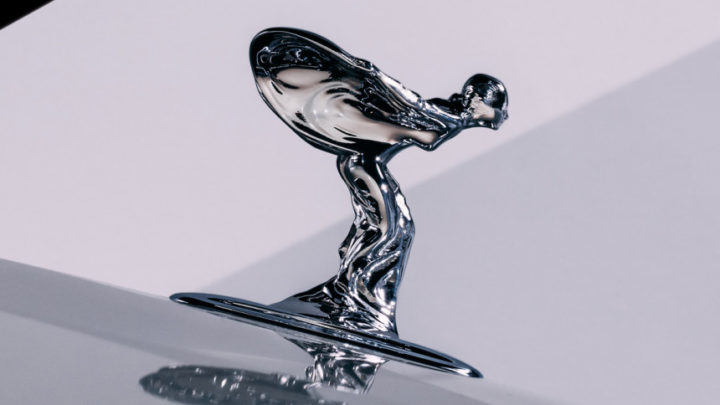Rolls-Royce aktualizoval figúrku „Spirit of Extasy“ pre elektrické vozidlá.