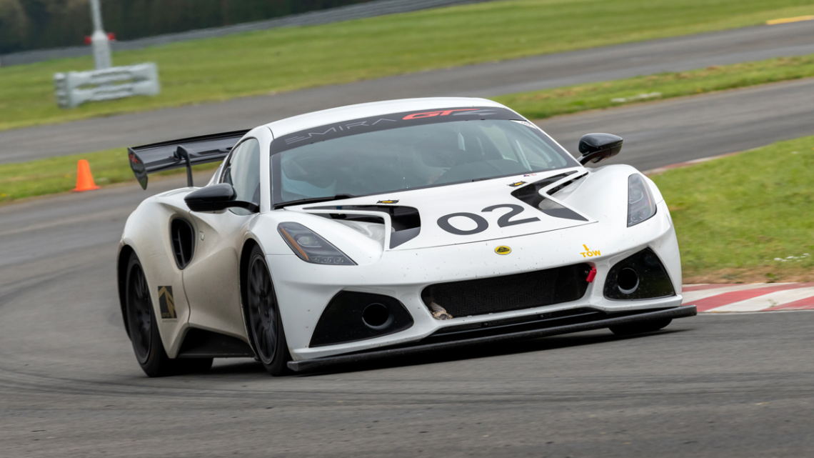 Závodný Lotus Emira GT4 bude len s motorom Toyota.