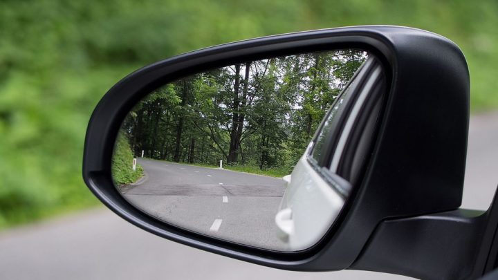 Kedy bolo vynájdené prvé spätné zrkadlo na aute?
