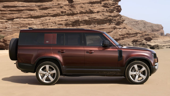 Natiahnutý Land Rover Defender 130 je odhalený.
