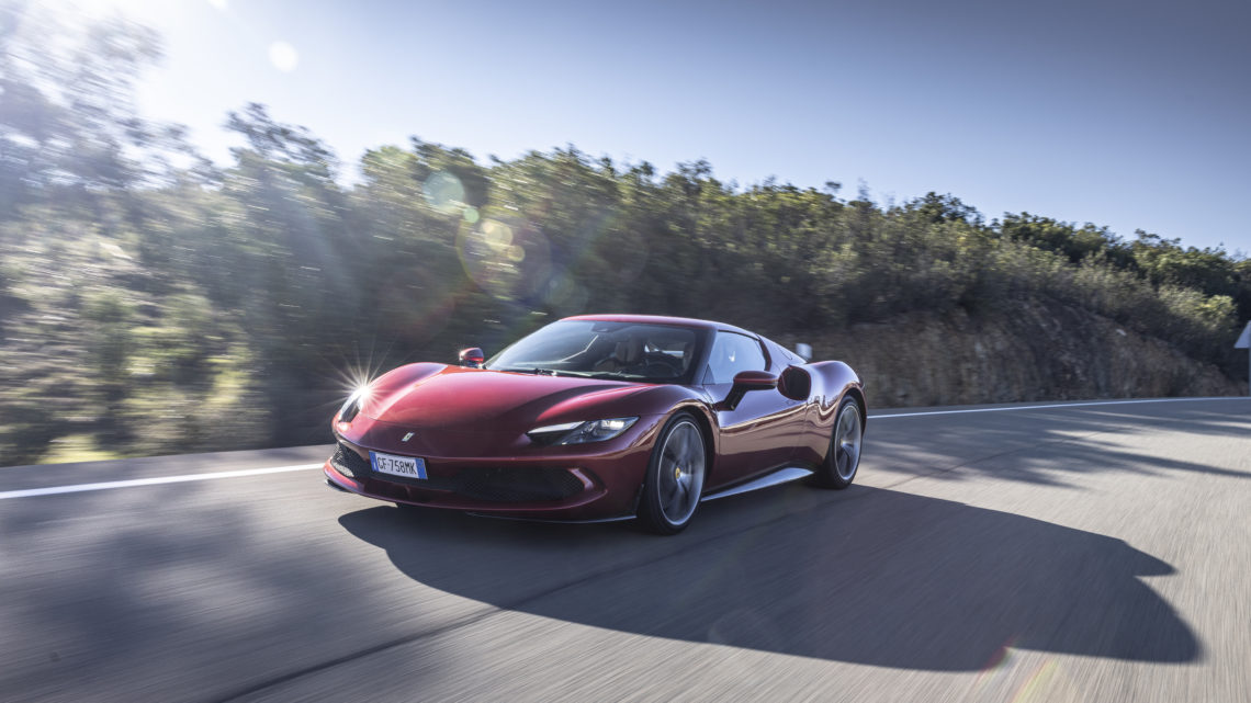 Ferrari plánuje vyrábať motory V12 aj najbližšie roky. Prvý elektromobil bude v roku 2025.
