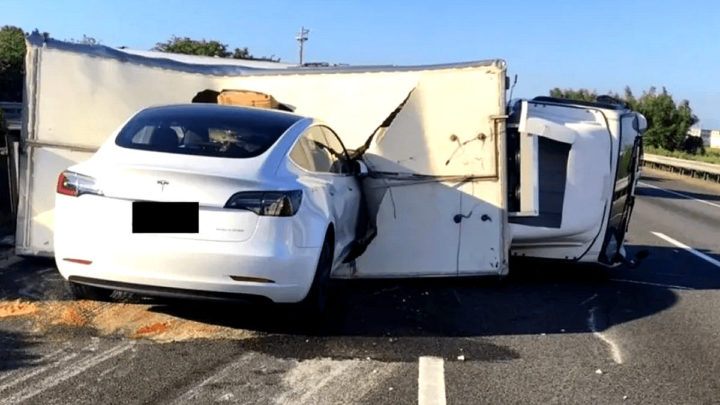 Tesla vedie v antihodnotení nehôd so zapnutým autopilotom.