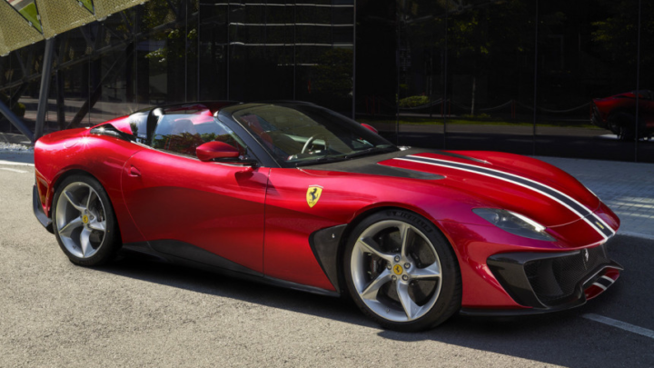 Ferrari SP51 je nový dvanásťvalcový roadster.