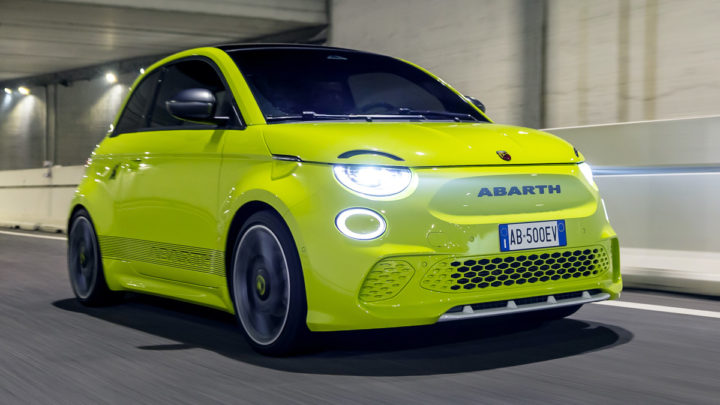 Abarth 500e je prvým elektrickým vozidlom športovej značky.