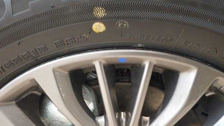 Červené alebo žlté bodky na pneumatikách. Aký je ich význam?