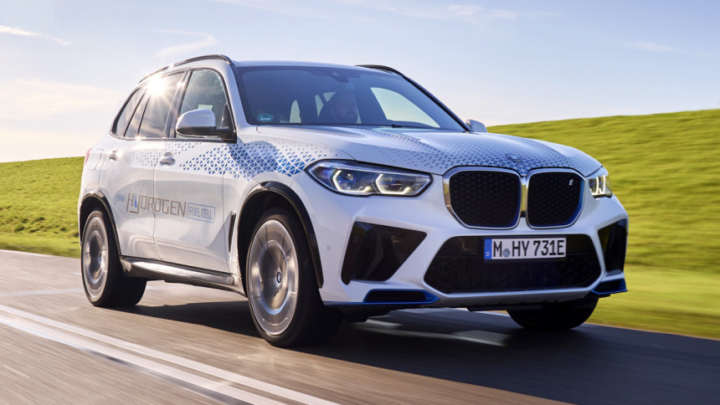 BMW plánuje v urobiť 100 kusov vodíkovych vozidiel iX5.