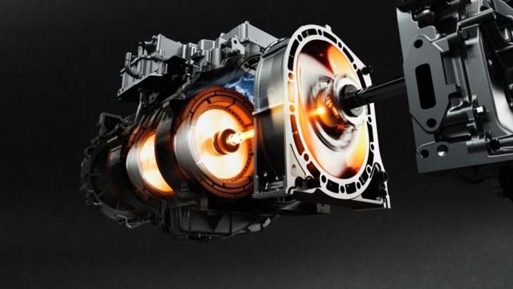 Mazda začala sériovú výrobu rotačného motora Wankel.