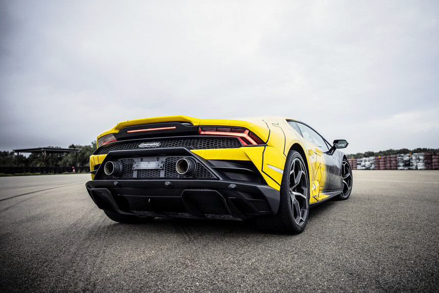 Lamborghini predstavilo dynamický systém menenia geometrie kolies. Lamborghini predstavilo dynamický systém menenia geometrie kolies.