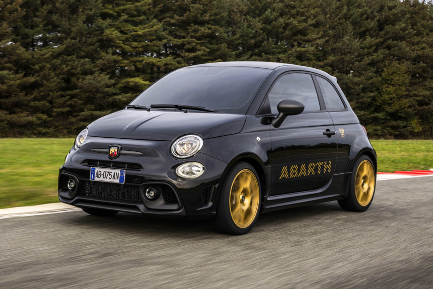 Hatchback Abarth 695 75° Anniversario oslávi výročie značky