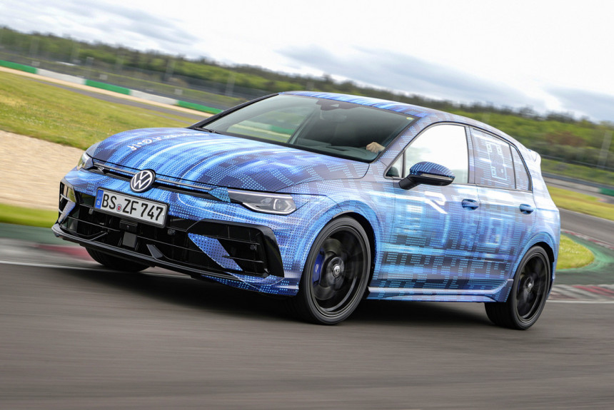 Aktualizovaný Volkswagen R dostane vyšší výkon. Kombi Golf R ostáva v ponuke.